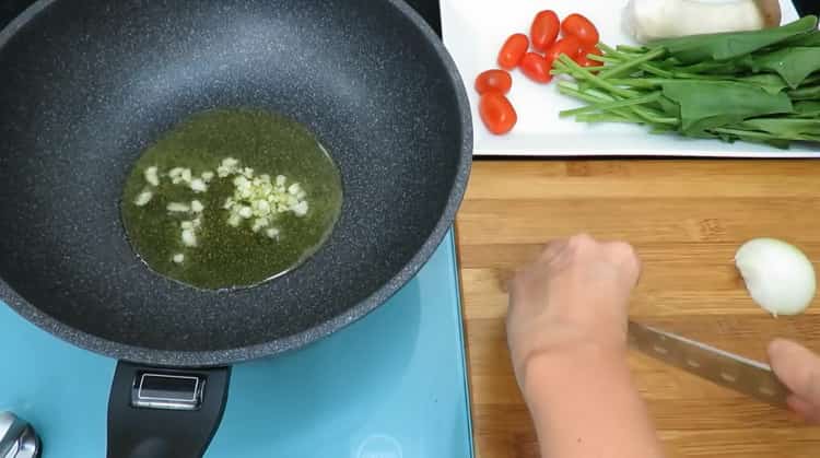 Per preparare la pasta, prepara l'aglio