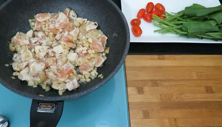 Per fare la pasta, tagliare la carne