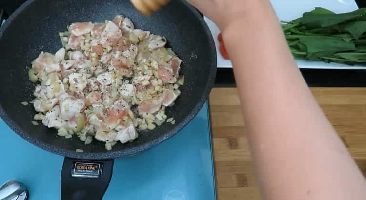 Per preparare la pasta, preparare le spezie