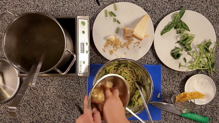 Mescola gli ingredienti per fare la pasta.