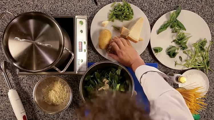 Cucinare la pasta al pesto