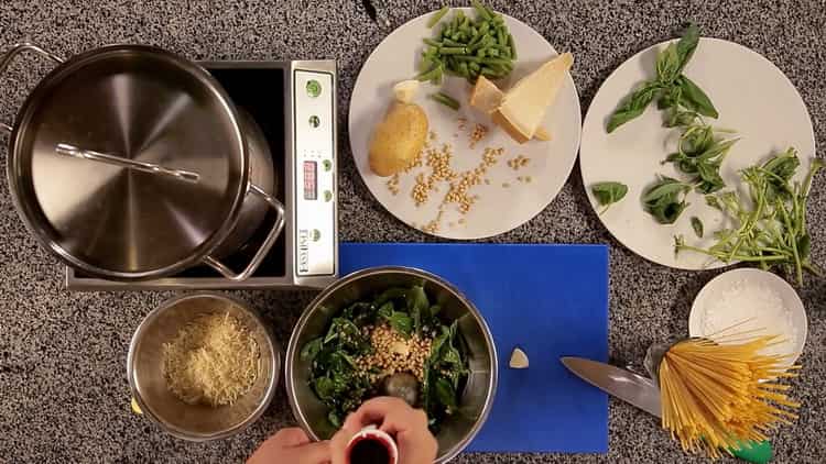 Mescola gli ingredienti per fare la pasta.