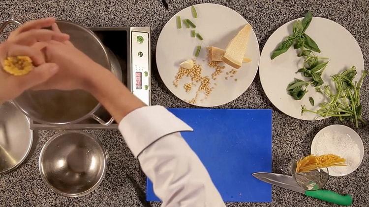 Per cucinare la pasta, lessare gli spaghetti