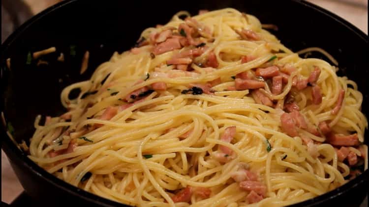 Mescola gli ingredienti per fare la pasta.