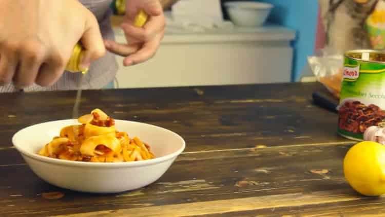 la pasta con i calamari è pronta