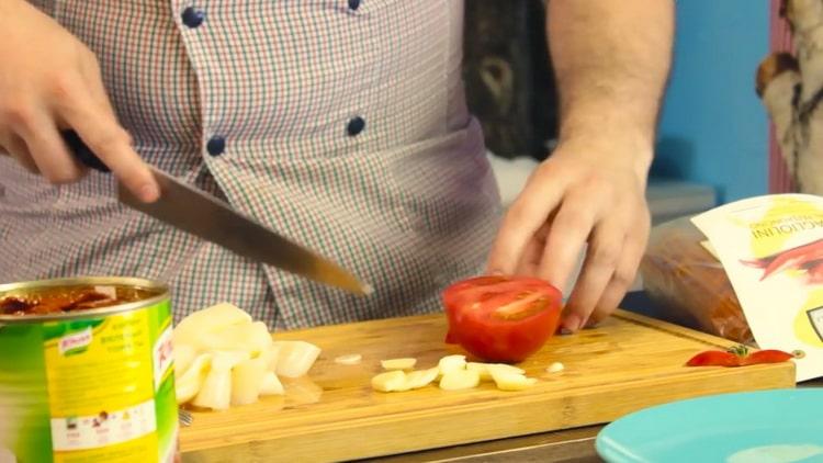 Per preparare la pasta di seppia, preparare gli ingredienti