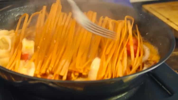 Unire gli ingredienti per la pasta di seppia