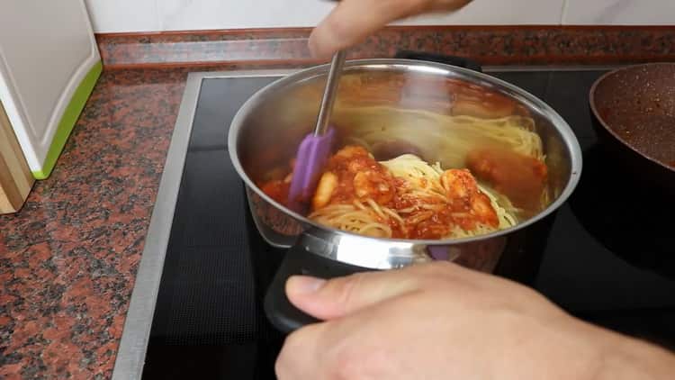 Mescola gli ingredienti per fare la pasta.