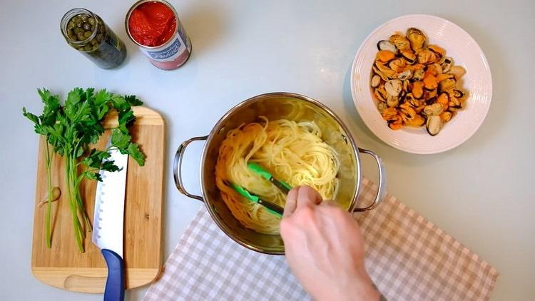 Gumawa ng spaghetti upang makagawa ng pasta