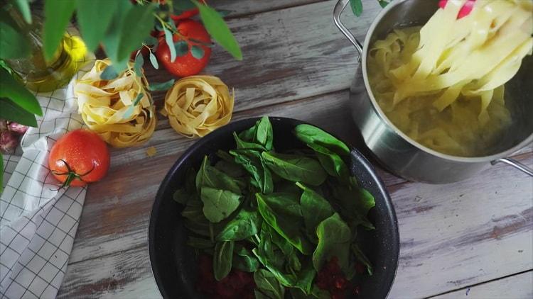 Per preparare la pasta con il formaggio, preparare gli spinaci