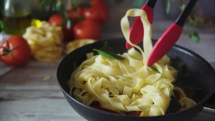 Per mescolare la pasta con il formaggio, mescolare gli ingredienti