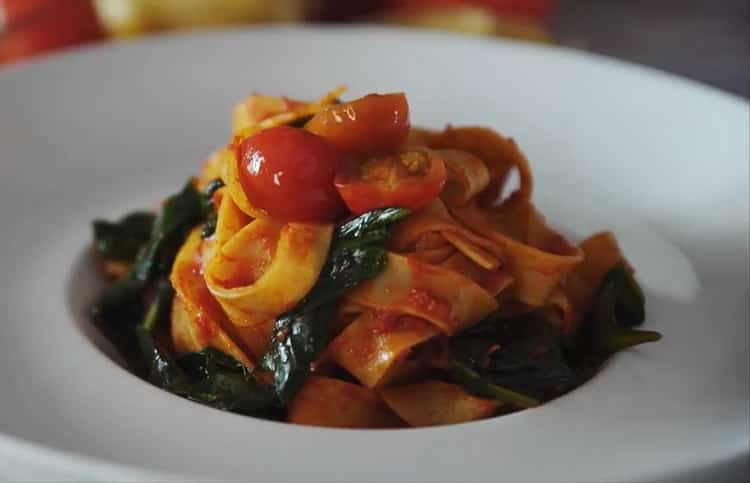 Per fare la pasta al formaggio, tagliare la ciliegia