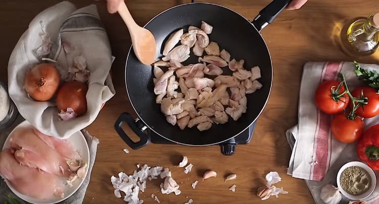 Escampem els trossos de filet en una paella amb oli vegetal.