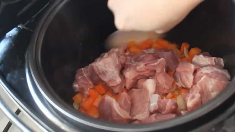 Per l'orzo perlato tritare la carne