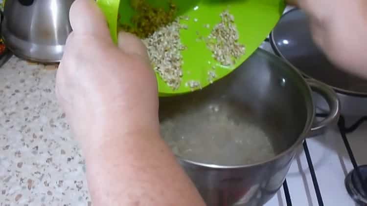 Per preparare l'orzo, prepara gli ingredienti