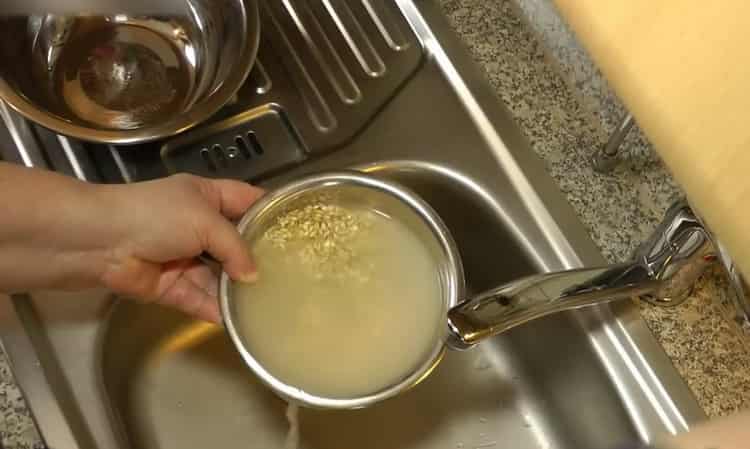 Cucinare l'orzo con i funghi.