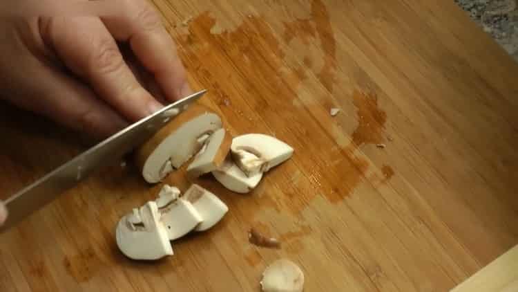 Per fare l'orzo perlato, tagliare i funghi