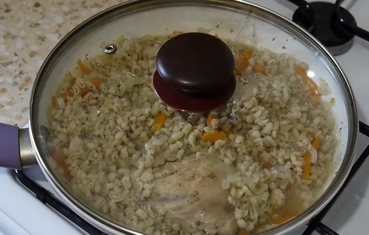 Unisci gli ingredienti per preparare l'orzo perlato e il pollo