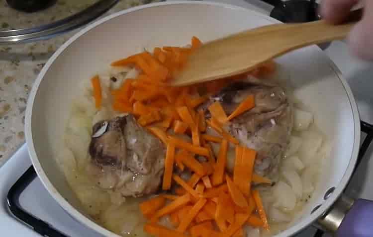 Friggere le carote per preparare l'orzo perlato con il pollo