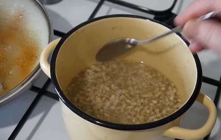 Per cucinare l'orzo perlato con il pollo, fai bollire i cereali