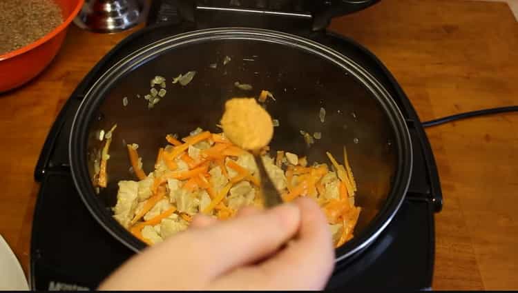 Aggiungi le spezie per preparare l'orzo perlato