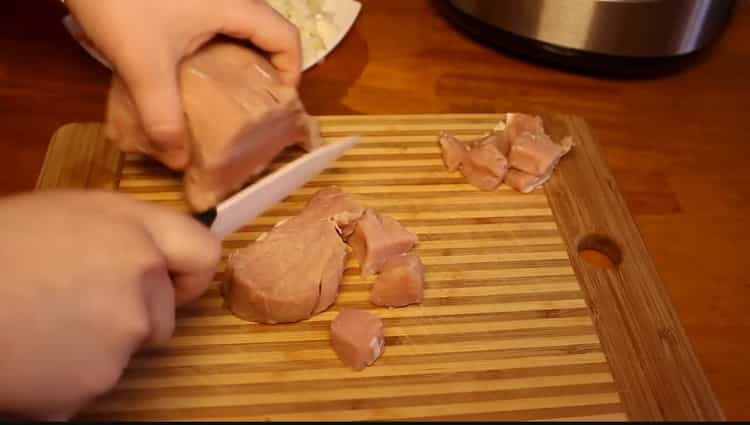 Per l'orzo perlato tritare la carne