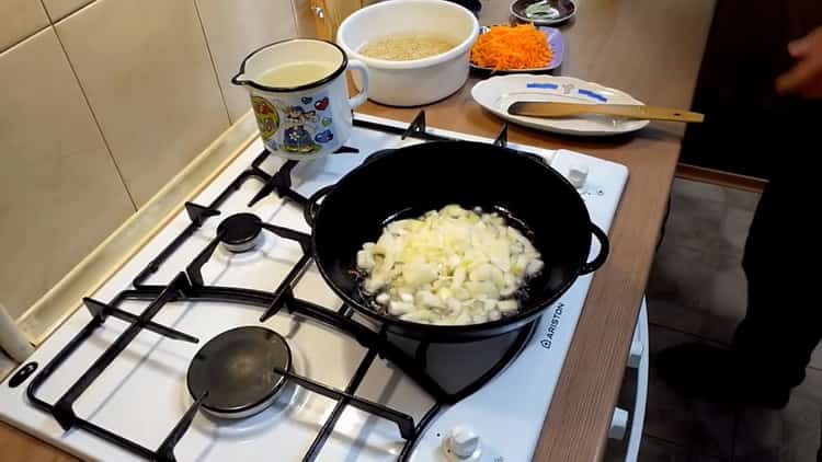 Per preparare l'orzo perlato, friggi la cipolla