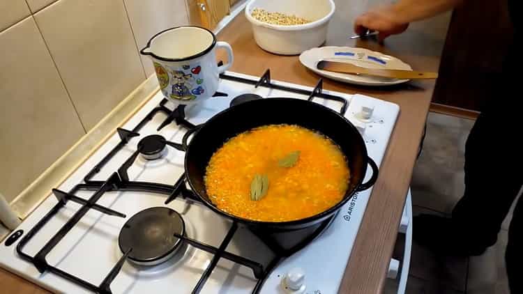 Per preparare l'orzo perlato aggiungere le foglie di alloro