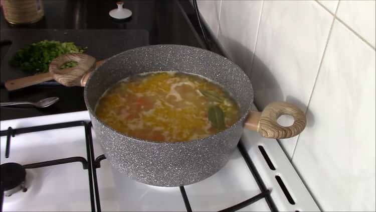 Per cucinare l'orzo con lo stufato, prepara tutto il necessario