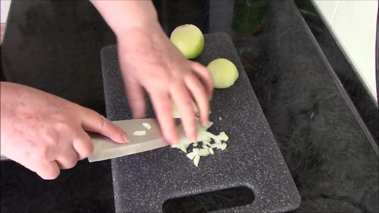 Per la preparazione di orzo perlato con spezzatino, preparare gli ingredienti