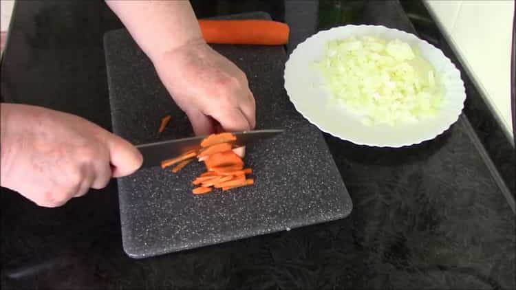 Per cuocere l'orzo perlato con lo stufato, tagliare la cipolla