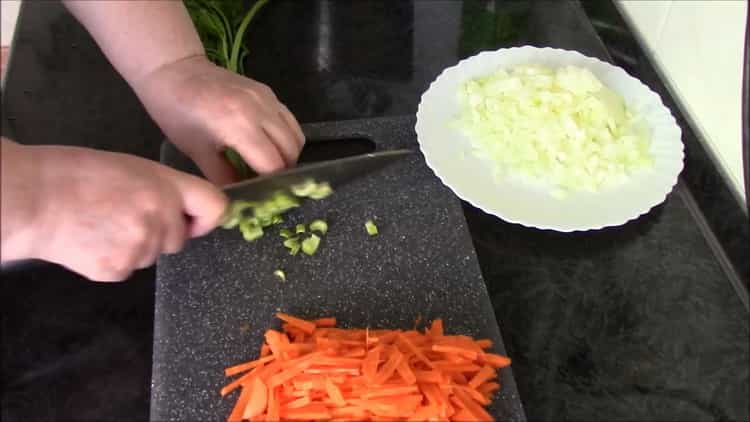 Per cucinare l'orzo perlato con lo stufato, tritare le verdure