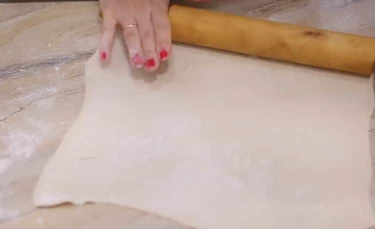 Stendi la pasta per fare una torta