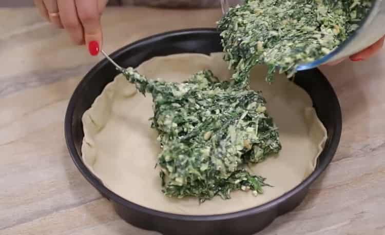 Per preparare la torta, mettere il ripieno sull'impasto