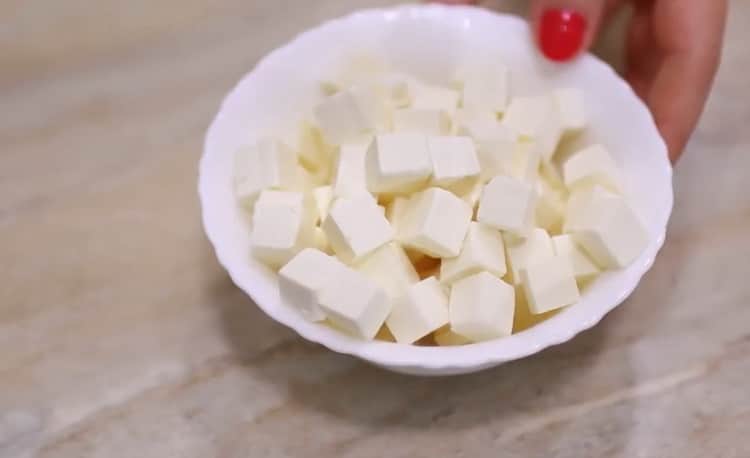 Preparare il formaggio per fare una torta