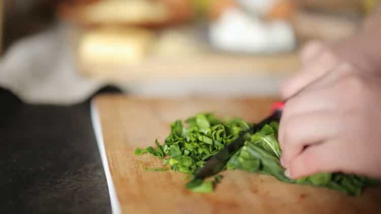 Per fare una torta, tagliare gli spinaci