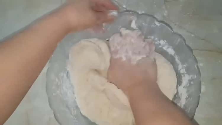 Unire gli ingredienti della pasta per fare torte di cavolo