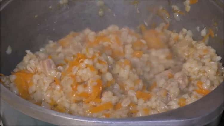 Come imparare a cucinare il delizioso pilaf d'orzo