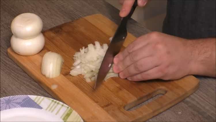 Per preparare il pilaf dall'orzo perlato, mescola gli ingredienti