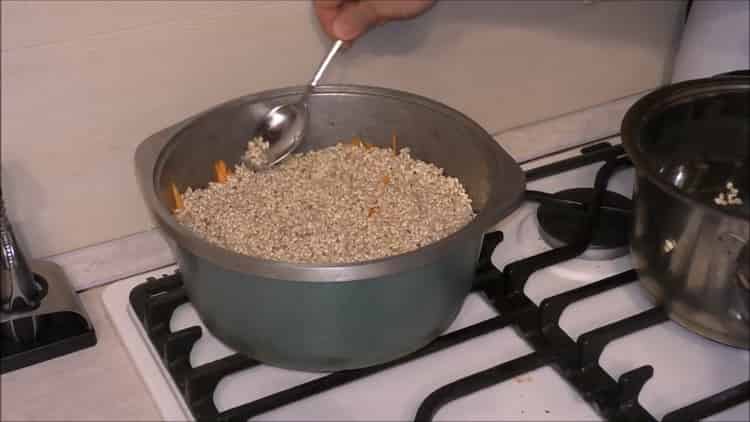 Per preparare il pilaf di orzo perlato mescolare gli ingredienti