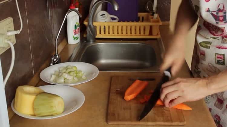 Per preparare il sugo, preparare gli ingredienti