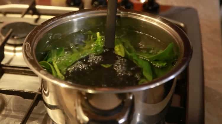 Prepara gli ingredienti per cucinare.