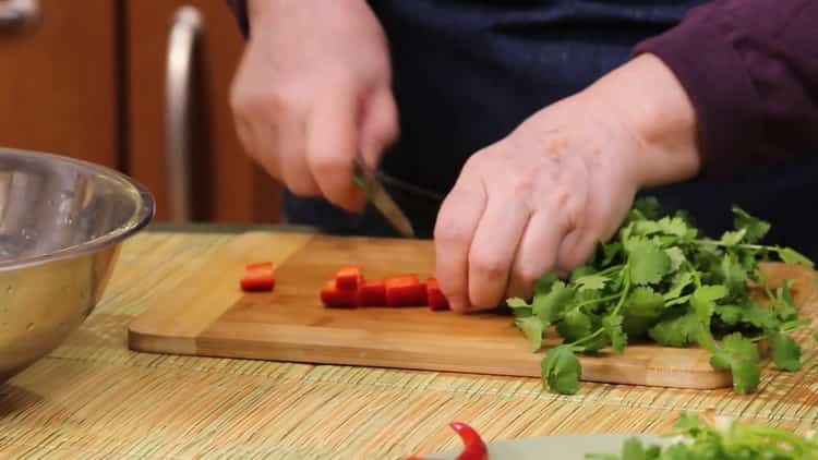 Prepara gli ingredienti per cucinare.