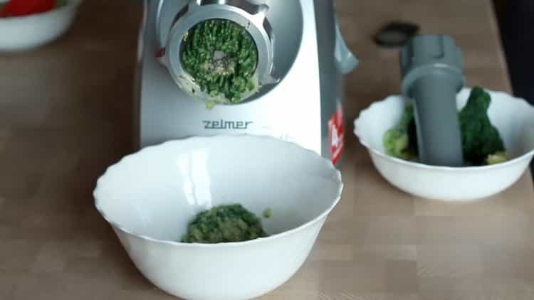 Per preparare un pasto, passa attraverso il tritacarne tutti gli ingredienti