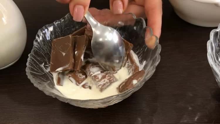 Per fare le ciambelle americane, cucina la ganache