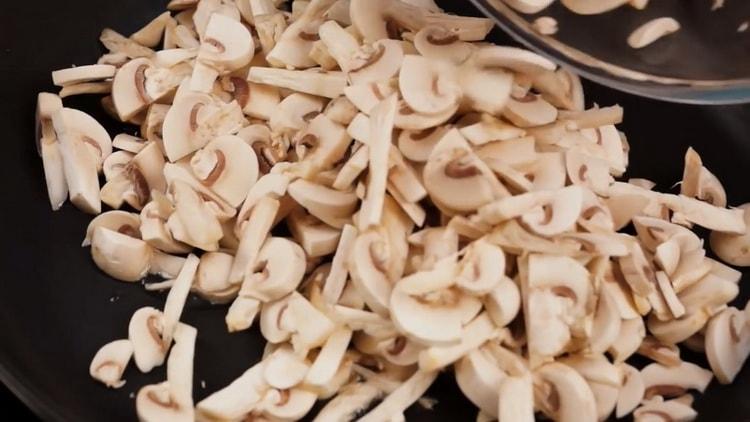 Per la preparazione di jclien. tritare i funghi