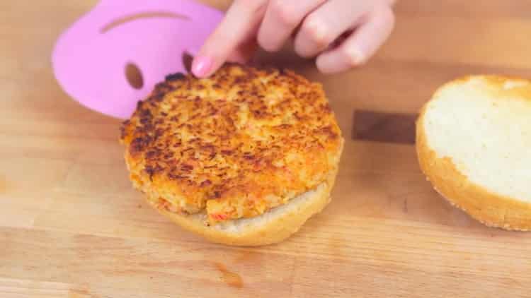 Per preparare un crabsburger, metti il ​​tortino su un panino