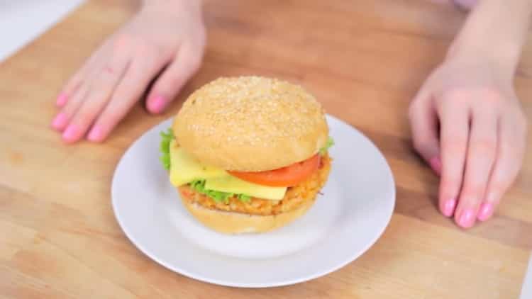 La ricetta per un crabsburger con una cotoletta di granchio - molto gustosa