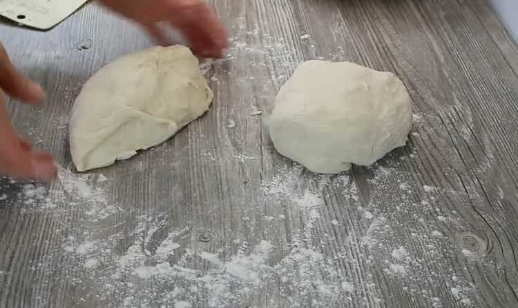 Per preparare il khachapuri, dividi l'impasto