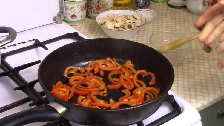 Friggi le carote per preparare gli spaghetti di riso